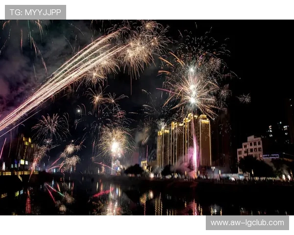 足球迷狂热庆祝烟花绽放夜空点亮激情赛事氛围图